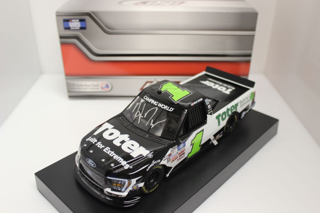 2021 Hailie Deegan autographed rookie year 1:24 outlets die cast