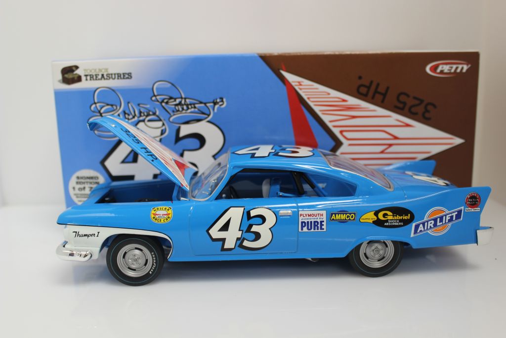 Richard Petty Autographed #43 1960 Plymouth Fury Stock Car 1:24 Nascar  Diecast