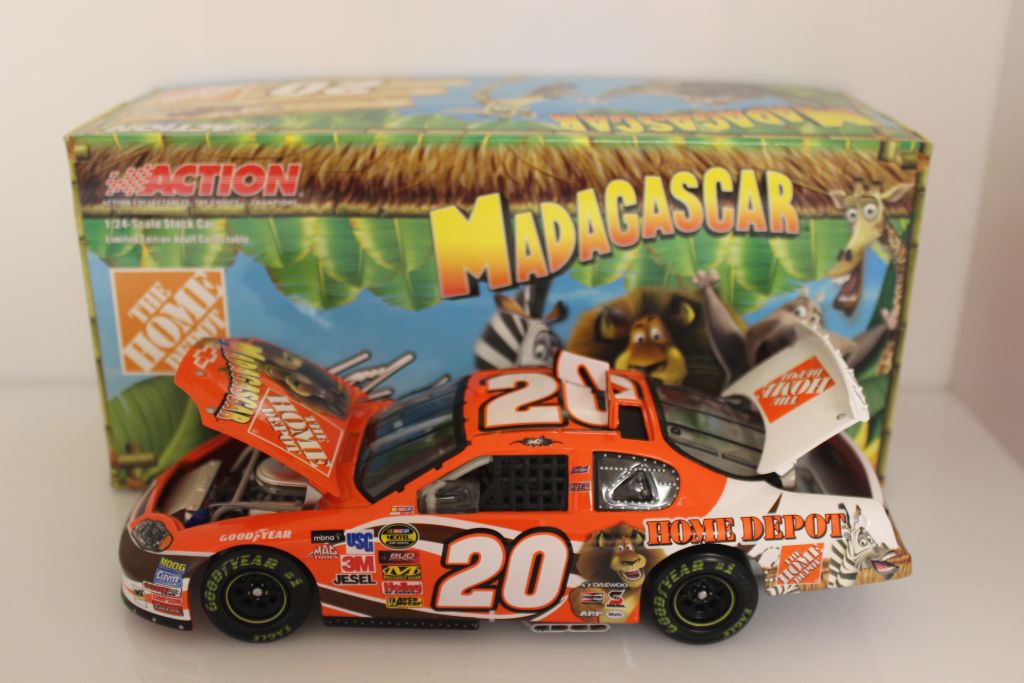 Tony Stewart 2005 Home Depot / Madagascar 1:24 Nascar Diecast