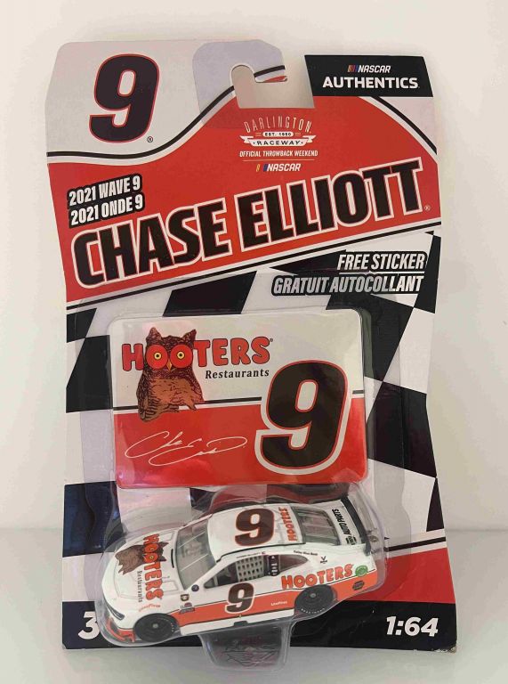 Chase Elliott 2021 Hooters Throwback 1:64 Nascar Authentics Diecast