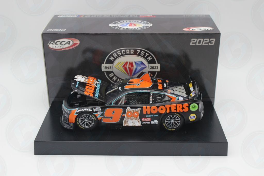 Chase Elliott 2023 Hooters 1:24 Elite Nascar Diecast