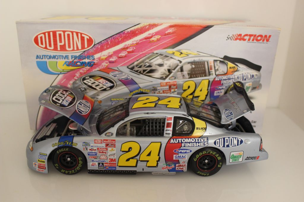 Jeff Gordon 2000 Dupont NASCAR 2000 1:24 Nascar Diecast