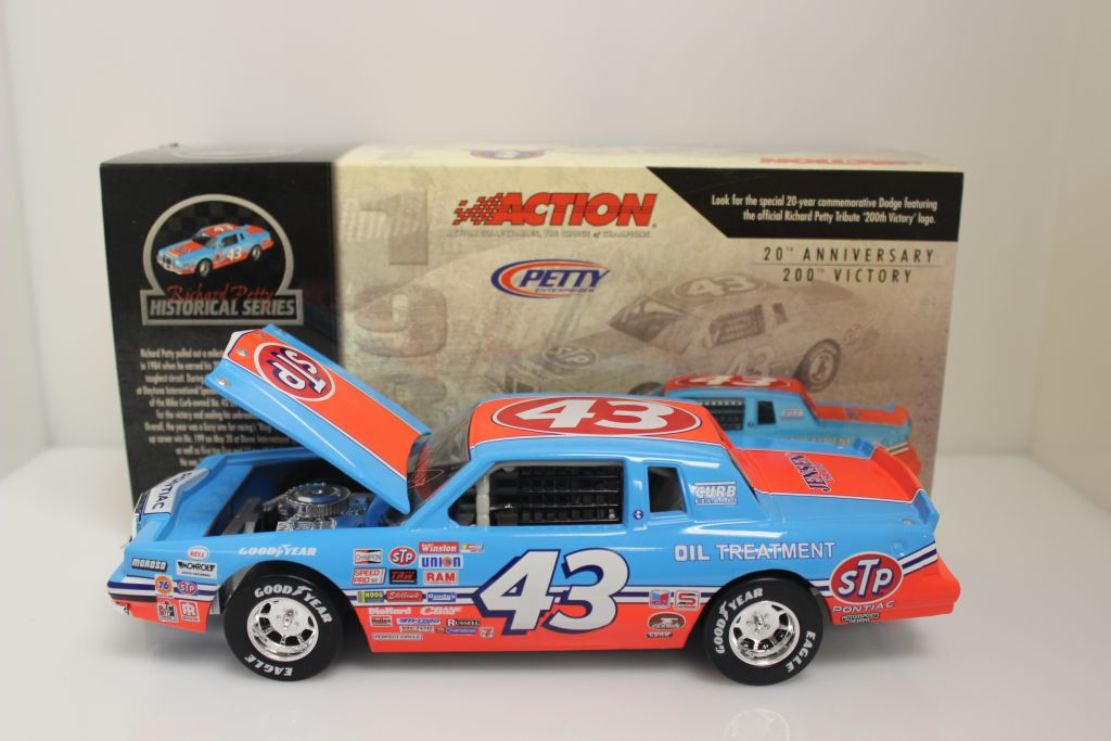 Richard Petty Autographed 2004 STP / 200th Win 1:24 Nascar Diecast