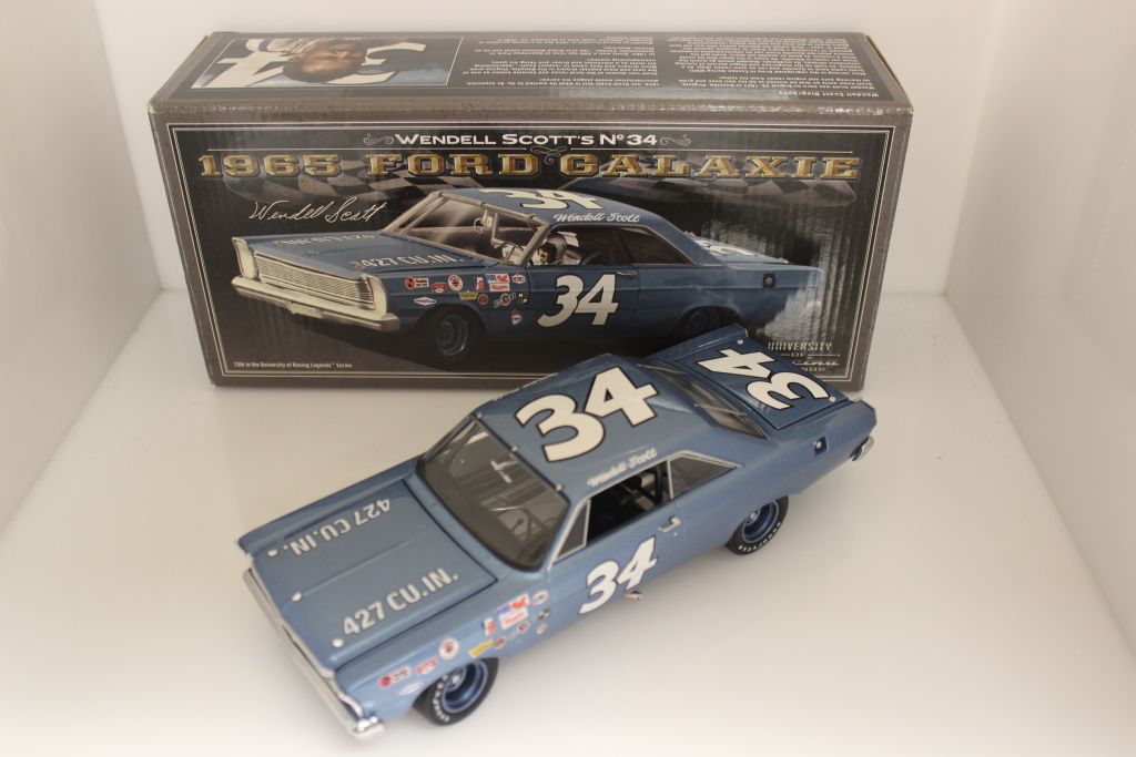 Wendell Scott #341965 Ford Galaxie 1:24 University of Racing Nascar Diecast