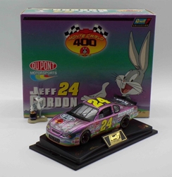 Jeff Gordon 2001 DuPont / Looney Tunes 1:24 Revell Diecast w/Case and Bugs Bunny Figurine **Figure Damaged Read Discription** Jeff Gordon 2001 DuPont / Looney Tunes 1:24 Revell Diecast w/Case and Bugs Bunny Figurine **Figure Damaged Read Discription**