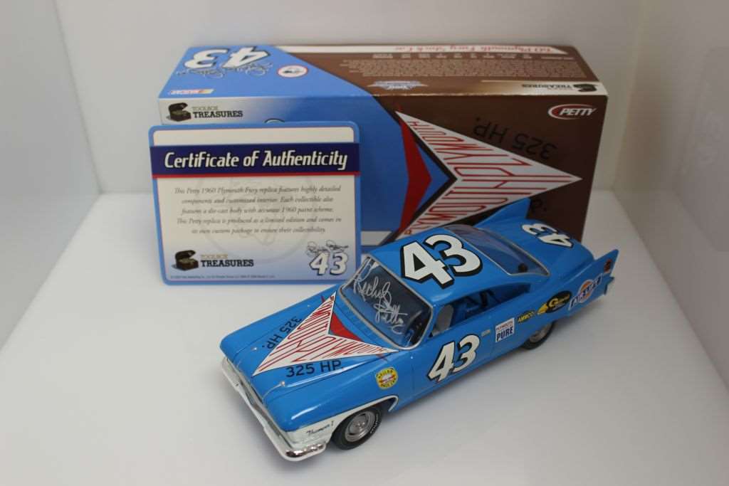 Richard Petty Autographed #43 1960 Plymouth Fury Stock Car 1:24 Nascar  Diecast