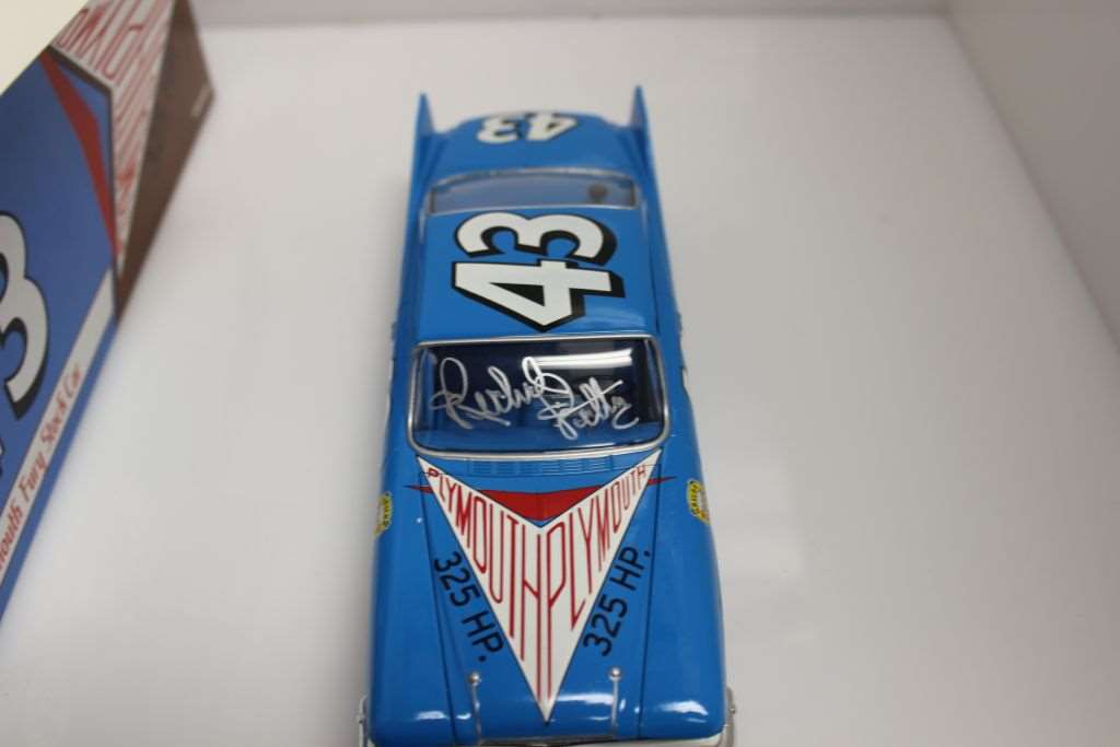 Richard Petty Autographed #43 1960 Plymouth Fury Stock Car 1:24 Nascar  Diecast