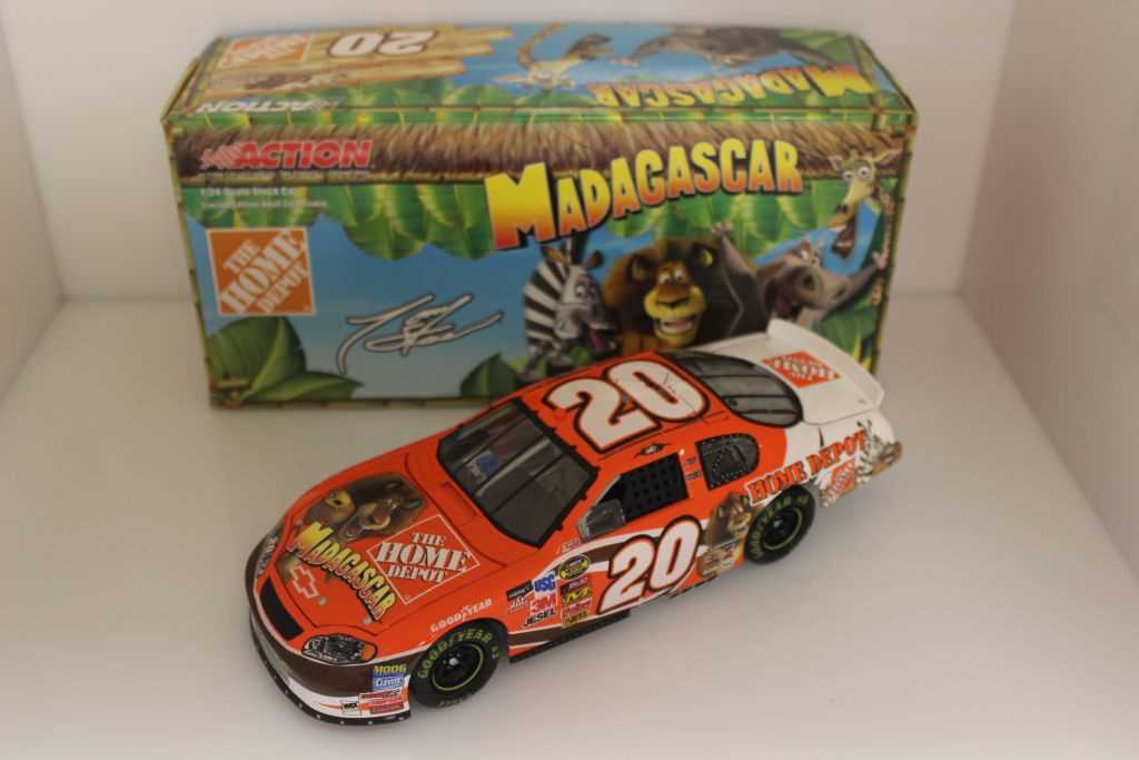 Tony Stewart 2005 Home Depot / Madagascar 1:24 Nascar Diecast