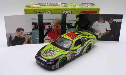 ** With Picture of Driver Autographing Diecast ** Kasey Kahne Multi Autographed 2004 Dodge Dealers / Mountain Dew 1:24 Nascar Diecast ** With Picture of Driver Autographing Diecast ** Kasey Kahne Multi Autographed 2004 Dodge Dealers / Mountain Dew 1:24 Nascar Diecast