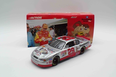** With Picture of Driver Autographing Diecast ** Kevin Harvick Autographed 2001 GM Goodwrench / Looney Tunes 1:24 Nascar Diecast ** With Picture of Driver Autographing Diecast ** Kevin Harvick Autographed 2001 GM Goodwrench / Looney Tunes 1:24 Nascar Diecast