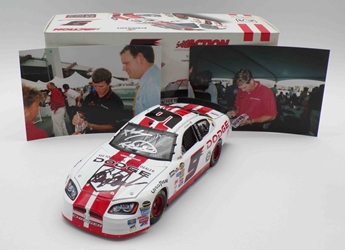 ** With Picture of Driver Autographing Diecast ** Kasey Kahne Dual Autograph w/Ray Everham 2004 Dodge Dealers / Reverse Pit Cap Car 1:24 Nascar Diecast ** With Picture of Driver Autographing Diecast ** Kasey Kahne Dual Autograph w/Ray Everham 2004 Dodge Dealers / Reverse Pit Cap Car 1:24 Nascar Diecast